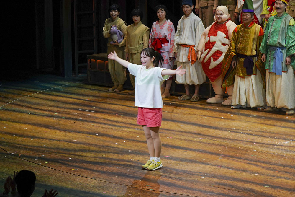 川栄李奈と上白石萌音、千尋役ダブルキャストの舞台『千と千尋の神隠し』ソウル公演開幕！カーテンコールとコメント到着