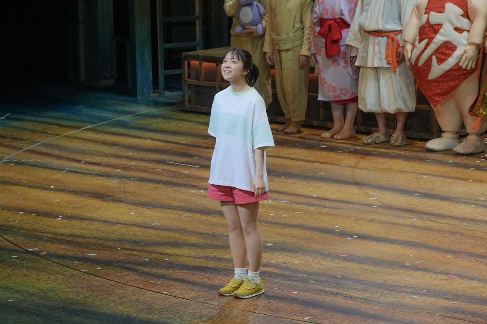 川栄李奈と上白石萌音、千尋役ダブルキャストの舞台『千と千尋の神隠し』ソウル公演開幕!カーテンコールとコメント到着