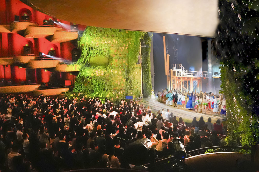 川栄李奈と上白石萌音、千尋役ダブルキャストの舞台『千と千尋の神隠し』ソウル公演開幕!カーテンコールとコメント到着