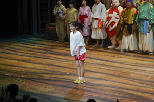 川栄李奈と上白石萌音、千尋役ダブルキャストの舞台『千と千尋の神隠し』ソウル公演開幕!カーテンコールとコメント到着