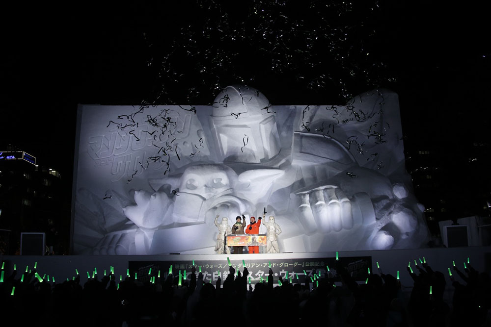 中島裕翔と野口聡一、さっぽろ雪まつりの巨大雪像マンダロリアンとグローグーを仰ぎ見!中島「映画から飛び出たような迫力」