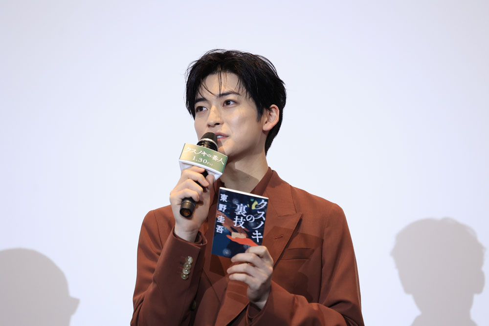 高橋文哉、齋藤飛鳥、映画『クスノキの番人』舞台挨拶！高橋がスタッフと取っ組み合うアフレコ現場のメイキングも解禁