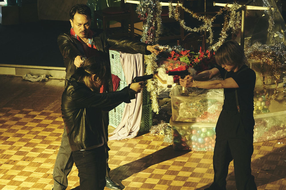 Snow Man佐久間大介、廃墟に集められた、佐久間大介・中本悠太・青柳翔の殺し屋3人の手に汗握る銃撃アクション本編映像解禁