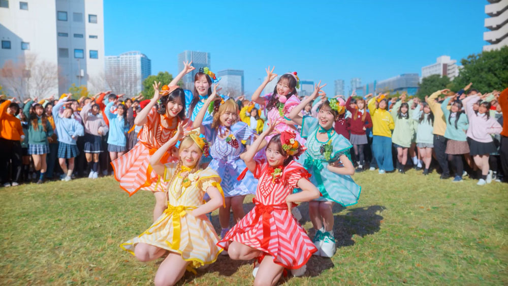 FRUITS ZIPPER、ファンと初共演で390人と“ミックスダンス”！「ファンとの撮影」「人文字演出」など”初づくし”の撮影