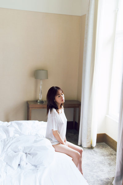 前田敦子“最後の写真集”最新中面カット6日間連続解禁の6日目!アンニュイな表情で見つめる