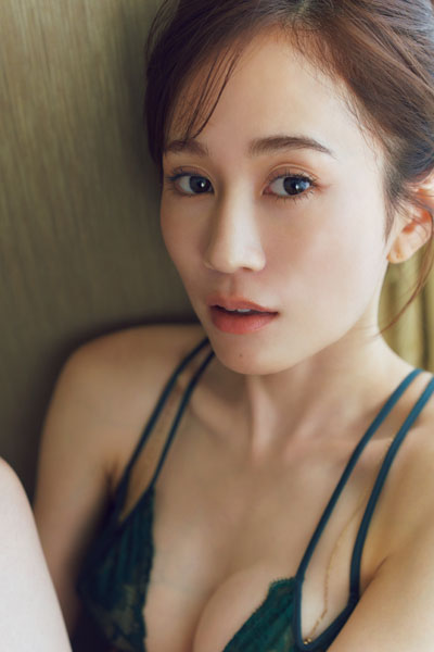 前田敦子“最後の写真集”最新中面カット6日間連続解禁の6日目!アンニュイな表情で見つめる