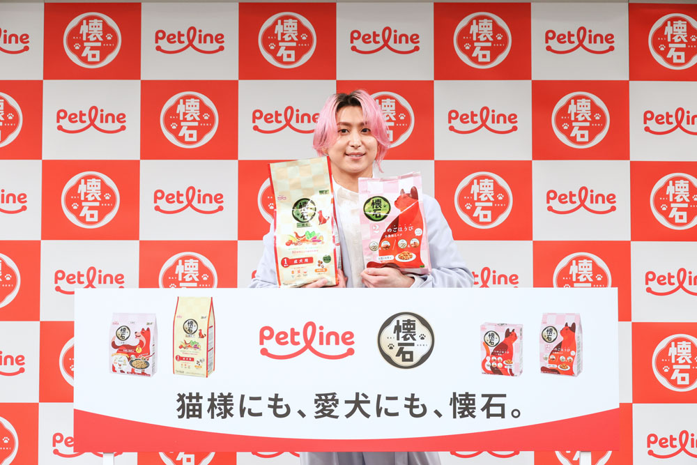 Snow Man佐久間大介、犬・猫とともに登壇！一番幸せな時間は「（愛猫が）胸の上で寝ていて僕のことが好きなんだなと思えた時」