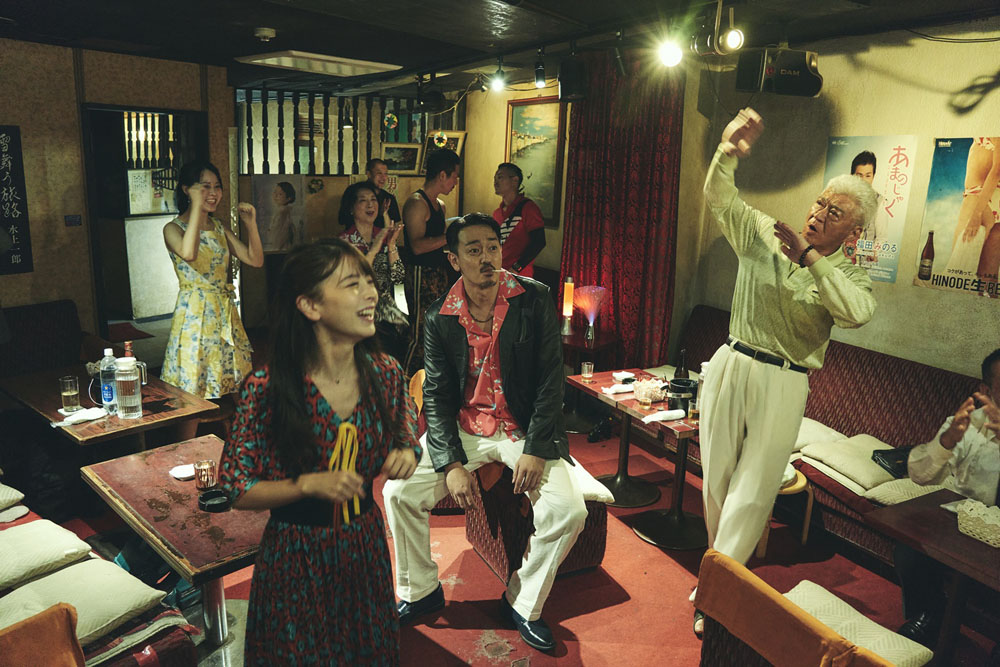 Snow Man佐久間大介主演映画『スペシャルズ』！小沢仁志がスナックで渾身の“ランニングマン”披露する本編クリップ解禁