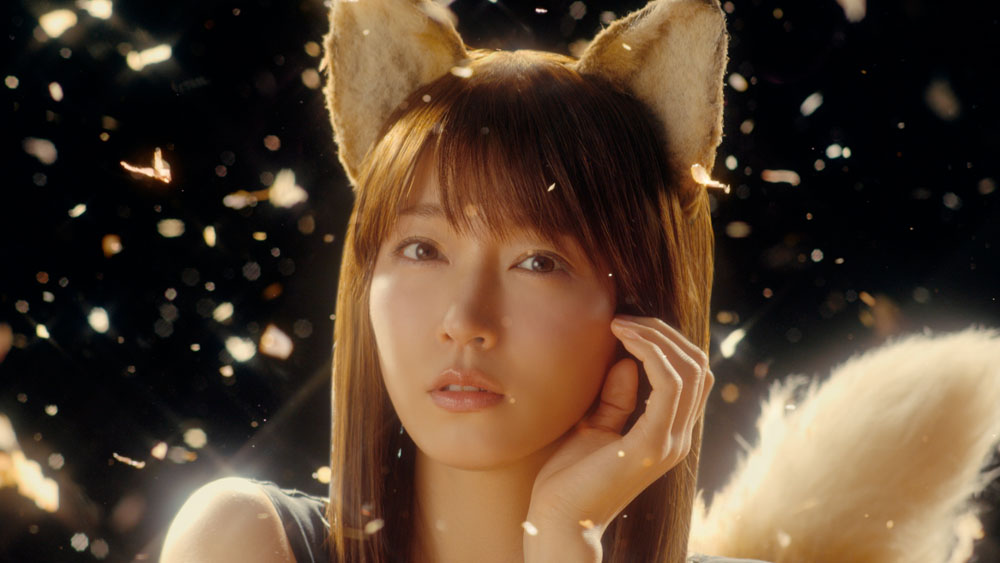 吉岡里帆、"どんぎつね"約4年ぶりに復活！黒ドレスで鰹節に溺れる！久々の耳に「自分の一部という感覚がありますね」