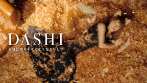 吉岡里帆、"どんぎつね"約4年ぶりに復活!黒ドレスで鰹節に溺れる!久々の耳に「自分の一部という感覚がありますね」