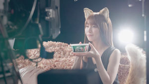 吉岡里帆、"どんぎつね"約4年ぶりに復活!黒ドレスで鰹節に溺れる!久々の耳に「自分の一部という感覚がありますね」