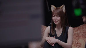 吉岡里帆、"どんぎつね"約4年ぶりに復活!黒ドレスで鰹節に溺れる!久々の耳に「自分の一部という感覚がありますね」