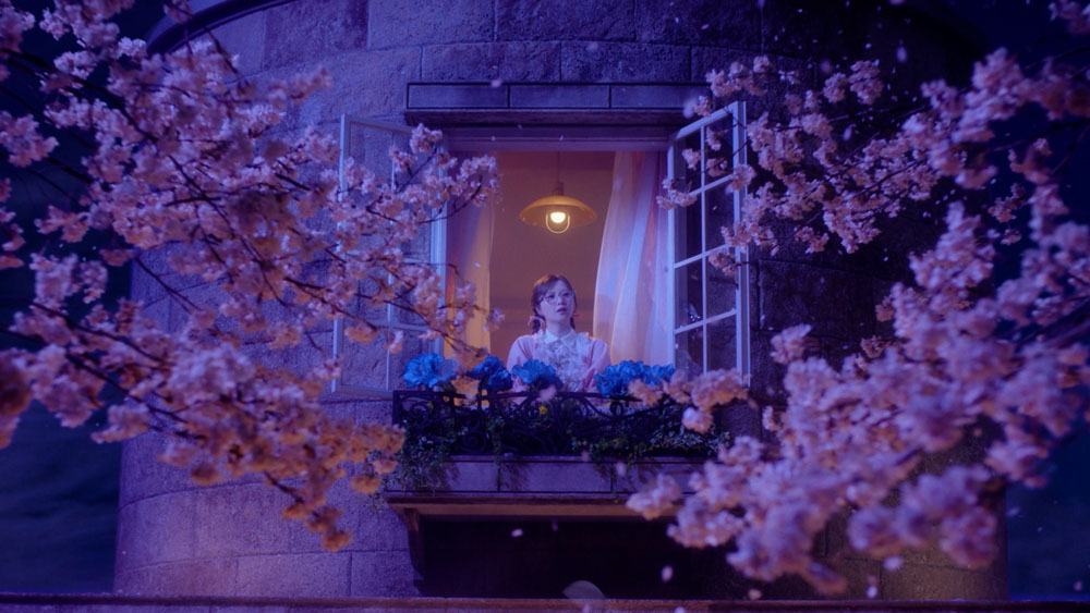 白石麻衣、アイドルになった“プレミアムなみぎわさん”役で6年ぶりのMV撮影! 「私にとってはすごく特別な日になりました」