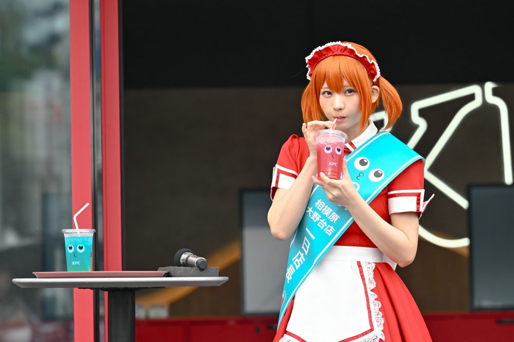 人気コスプレイヤー・えなこさん、「1日店長」に就任！KFCをイメージした特別衣装で登場！テープカットや新商品を試飲