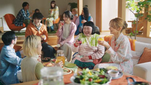 後藤真希、ホームパーティでお手製ドリンクを振る舞う「焼酎甲類」新テレビCM!インタビュー、メイキング動画