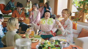 後藤真希、ホームパーティでお手製ドリンクを振る舞う「焼酎甲類」新テレビCM!インタビュー、メイキング動画