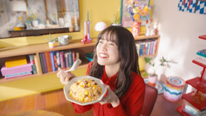 今田美桜、『本格炒め炒飯(R)』が「25年ずーっと売上No.1」を印象付けるため「ずーーーっと!」10秒以上の長セリフをひと息で