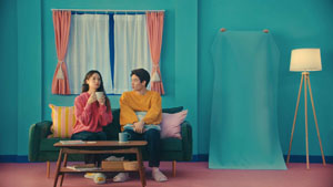 白石麻衣、壁から、絵画の裏から、スマホ画面から飛び出して【フラット35】をPR!お気に入りの登場シーンは「忍者のような…」