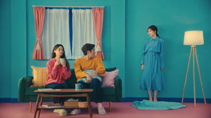 白石麻衣、壁から、絵画の裏から、スマホ画面から飛び出して【フラット35】をPR!お気に入りの登場シーンは「忍者のような…」