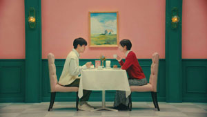 白石麻衣、壁から、絵画の裏から、スマホ画面から飛び出して【フラット35】をPR!お気に入りの登場シーンは「忍者のような…」