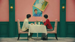 白石麻衣、壁から、絵画の裏から、スマホ画面から飛び出して【フラット35】をPR!お気に入りの登場シーンは「忍者のような…」