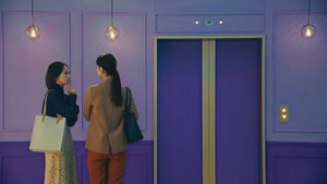 白石麻衣、壁から、絵画の裏から、スマホ画面から飛び出して【フラット35】をPR!お気に入りの登場シーンは「忍者のような…」