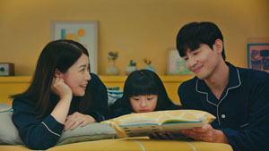 白石麻衣、壁から、絵画の裏から、スマホ画面から飛び出して【フラット35】をPR!お気に入りの登場シーンは「忍者のような…」