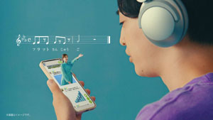 白石麻衣、壁から、絵画の裏から、スマホ画面から飛び出して【フラット35】をPR!お気に入りの登場シーンは「忍者のような…」