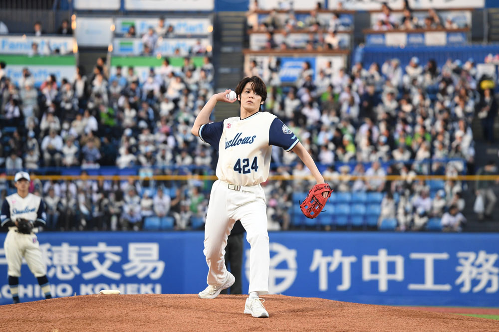 声優・宮野真守、＜マリオ役＞が始球式で、見事なノーバウンド投球を披露！さらに、マリオ&ルイージも応援に駆け付ける