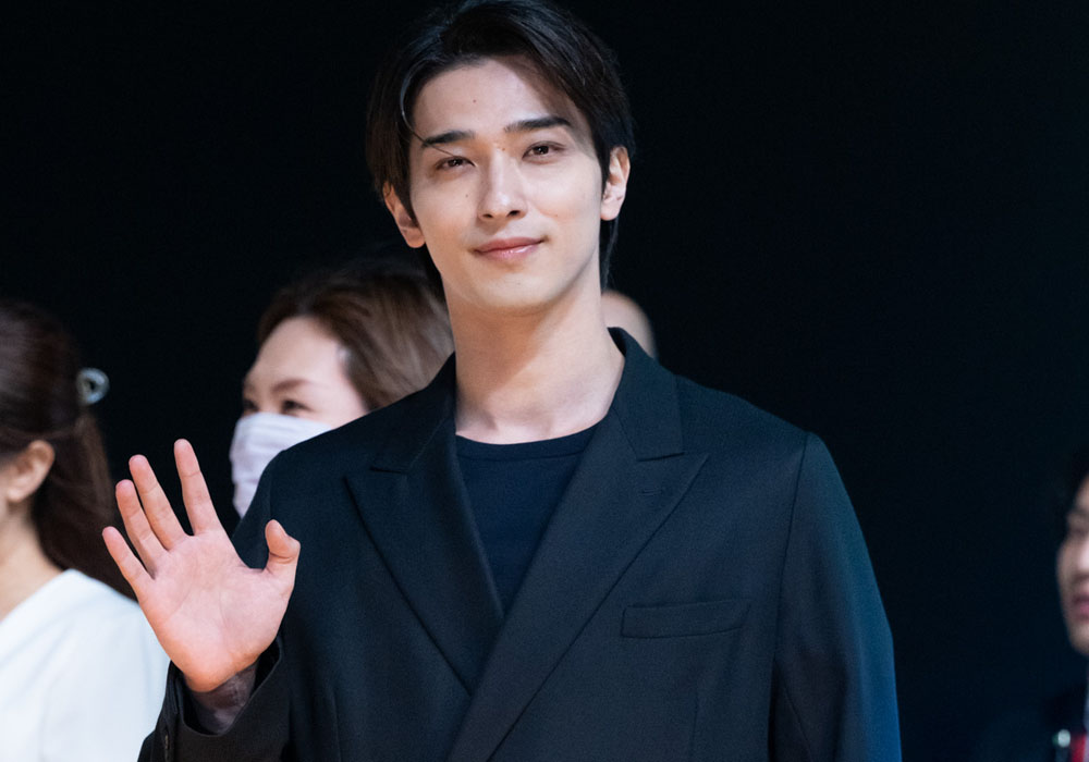 横浜流星、「羽田盃」表彰式プレゼンターとして登壇、競馬場内を大いに盛り上げた！TCKイメージキャラクターを務める