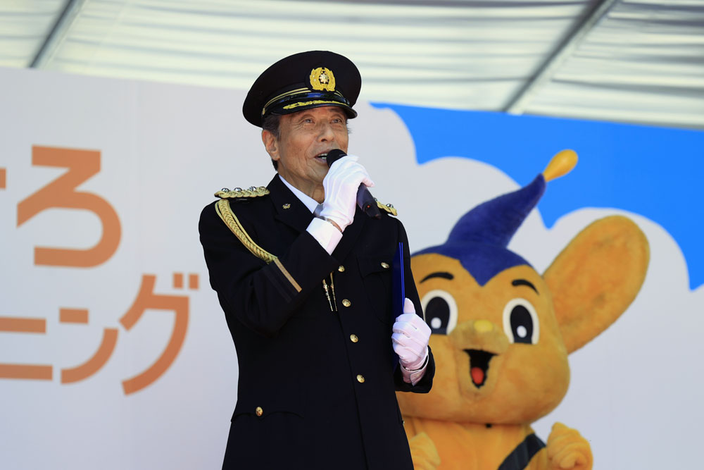 舘ひろし、石原プロゆかりの地・調布にオープンカーで凱旋！一日警察署長任命式「こんなに歓迎されて本当に感無量です」