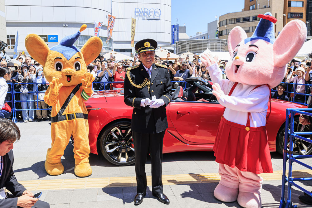 舘ひろし、石原プロゆかりの地・調布にオープンカーで凱旋!一日警察署長任命式「こんなに歓迎されて本当に感無量です」
