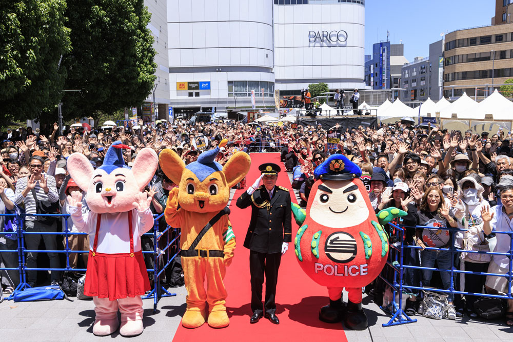 舘ひろし、石原プロゆかりの地・調布にオープンカーで凱旋!一日警察署長任命式「こんなに歓迎されて本当に感無量です」