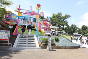 オードリー春日、西武園ゆうえんちプールに「としまえん100 周年企画」で、春日のほくろまで忠実再現の新体験アトラクションが…