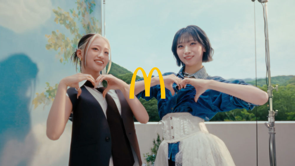 HANAのJISOOとYURI、幻想的な“ミント空間”で優雅に踊るワルツステップに2テイクで監督から…！新CMは8月18日より放映