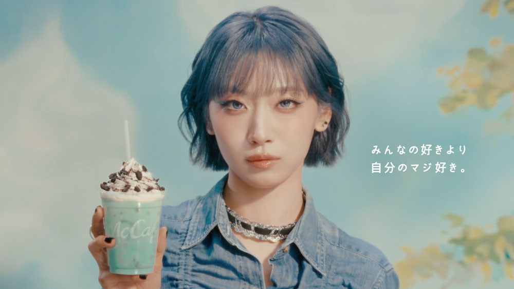 HANAのJISOOとYURI、幻想的な“ミント空間”で優雅に踊るワルツステップに2テイクで監督から…!新CMは8月18日より放映