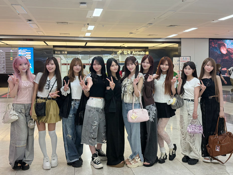 ＝LOVE、8月23日に韓国の人気音楽番組出演のため金浦空港に到着！空港で記念撮影も！新曲を韓国語で初披露予定