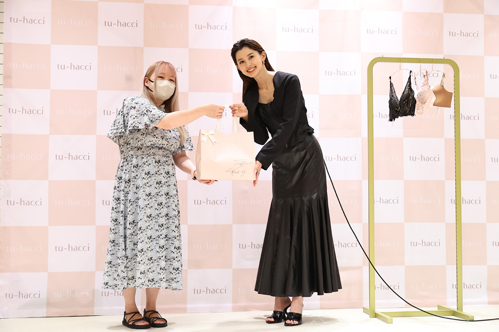 朝比奈彩 産後の客に第2子出産の自身重ね「お気持ちが分かる」!tu-hacci 1日店長就任9
