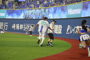 相川七瀬、始球式に登板も2年連続ノーバン投球ならず!“相川七瀬軍団”で挑んだガチリレーバトルでは「diana」に惜敗