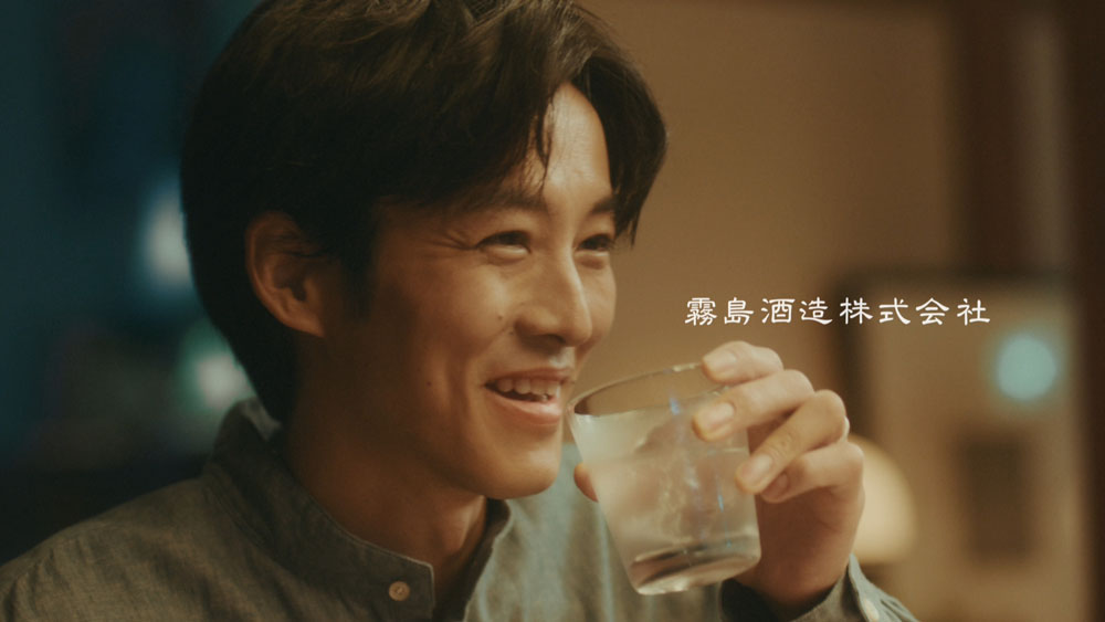 松坂桃李、【黒霧島CM】自然体で温かみのある表情と心に染み渡るナレーションに注目！親子篇での父親とのサシ飲みのシーンは…