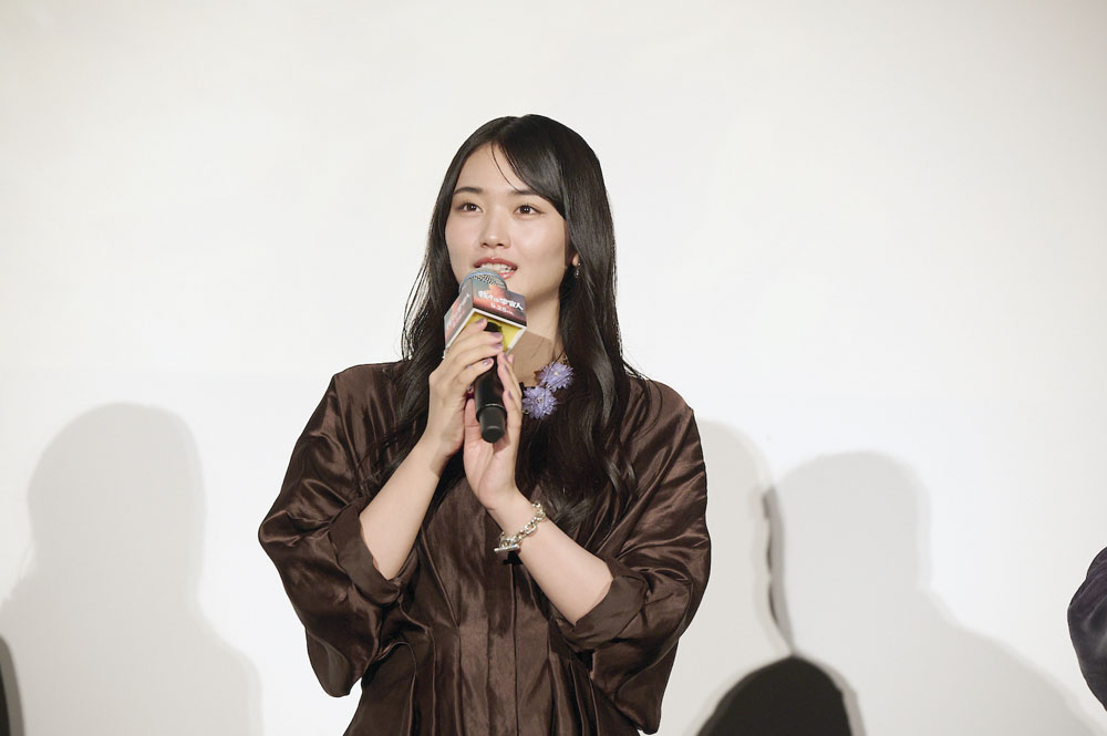 櫻坂46・山﨑天、21歳の誕生日をサプライズ祝福。監督から似顔絵のプレゼントも！映画『我々は宇宙人』公開初日舞台あいさつ