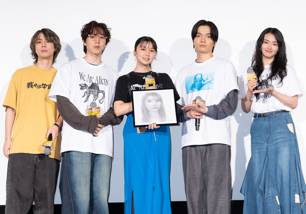 櫻坂46・山﨑天、子どもの頃の心の拠り所は「給食」！adiueは門脇監督からの似顔絵プレゼントに…【映画『我々は宇宙人』】