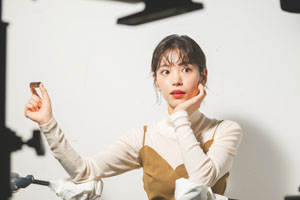 當真あみ、かわいい“ショッピング番組”のプレゼンターに扮し、濃厚チョコブラウニーのおいしさを伝えようとするも…
