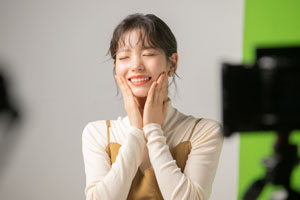 當真あみ、かわいい“ショッピング番組”のプレゼンターに扮し、濃厚チョコブラウニーのおいしさを伝えようとするも…
