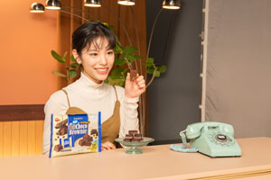 當真あみ、かわいい“ショッピング番組”のプレゼンターに扮し、濃厚チョコブラウニーのおいしさを伝えようとするも…