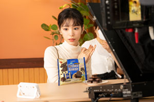 當真あみ、かわいい“ショッピング番組”のプレゼンターに扮し、濃厚チョコブラウニーのおいしさを伝えようとするも…
