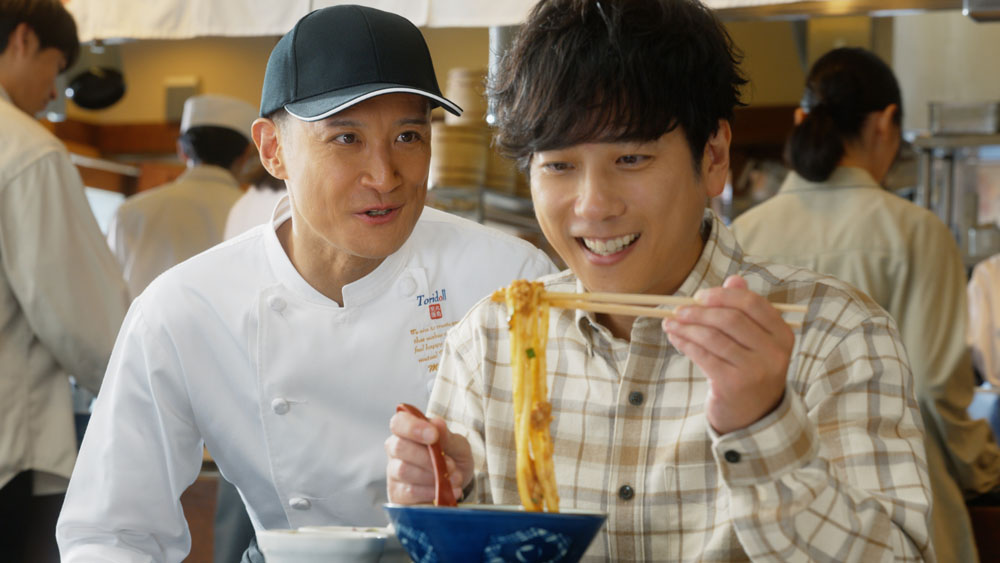 松岡昌宏と二宮和也がTVCM初共演！『肉辛まぜうどん』を二宮が豪快に味わいう！お互いに聞いてみたかったこととは…